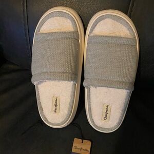 Dearfoams Light Gray and Cream Open-Toe Slippers